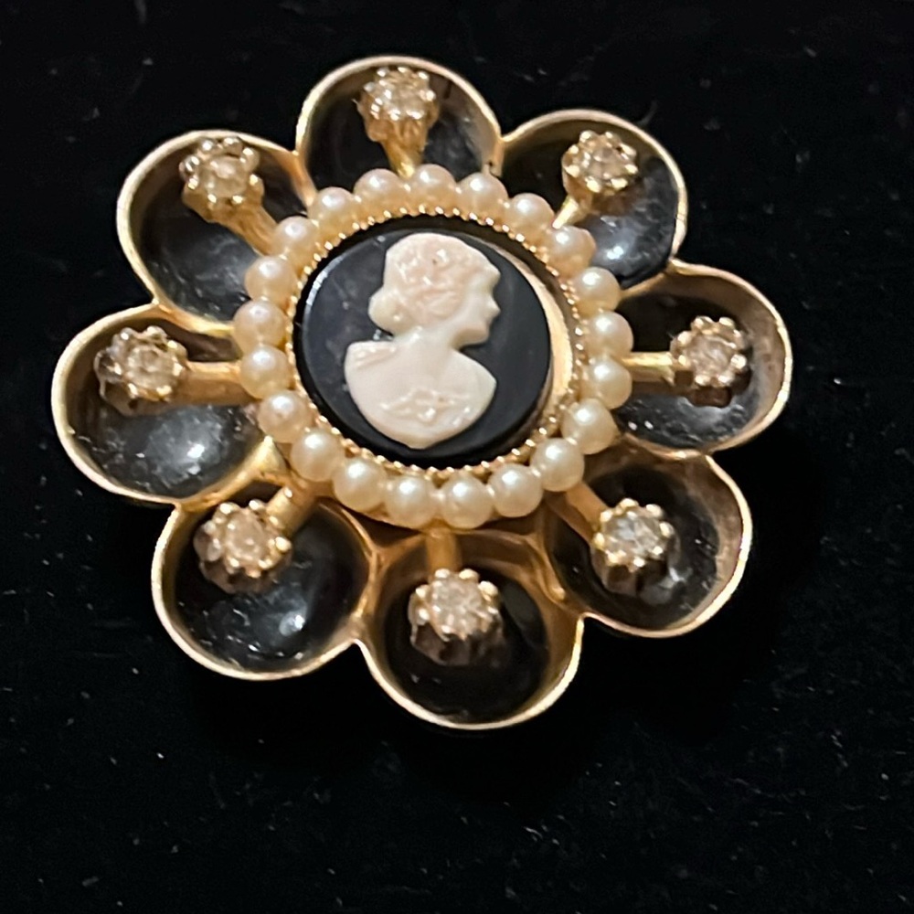 1970s gold tone brooch with a large crescent shaped design jewelry